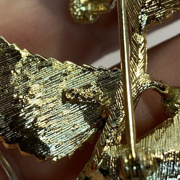 Vintage 1940's Coro Gold Plated Five Leaves Berry Brooch Pin - Picture 8 of 9